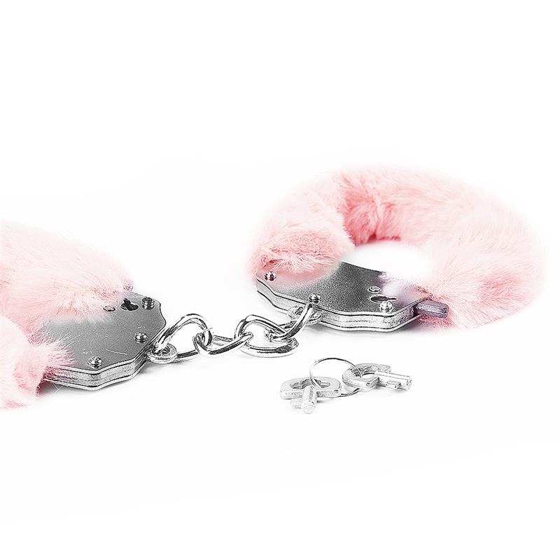 Algemas de metal com cabelo rosa