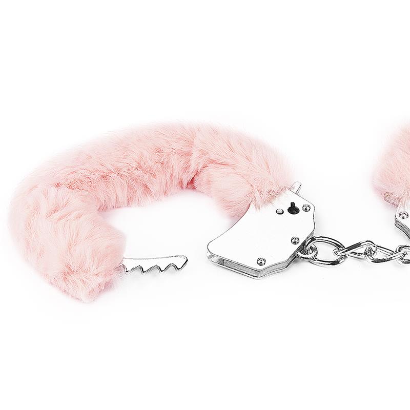 Algemas de metal com cabelo rosa