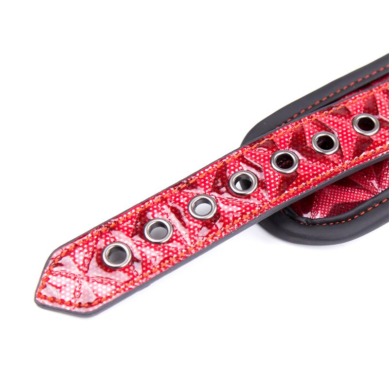 Coleira de couro vegano com guia ajustável em formato de diamante