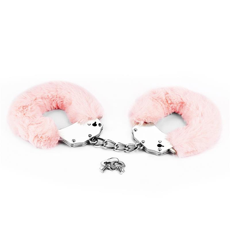 Algemas de metal com cabelo rosa